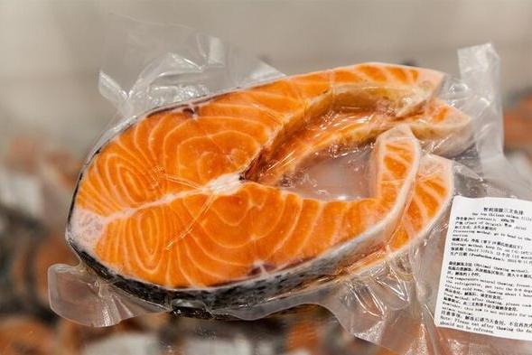 九游体育：冰箱里的冻肉都有哪些危害？冻多长时间就不可以吃了？(图2)